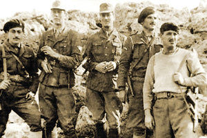 Οι Σ. Μός και Π. Λι Φέρμορ (στο μέσον), με τρεις από τους Κρήτες αντάρτες της επιχείρησης: τον λοχία Γιώργη Τυράκη (αριστερά), τον χωροφύλακα Μανώλη Πατεράκη και τον Αντώνη Παπαλεωνίδα (δεξιά)