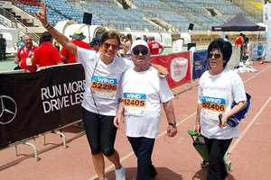 Η γιατρός Εμμανουέλα Χρονάκη, υπερήφανη με τον μαραθωνοδρόμο ασθενή της και την ακούραστη σύζυγό του