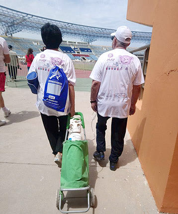 Ο ΑΘΛΟΣ ΤΟΥ 75ΧΡΟΝΟΥ ΠΟΥ ΕΤΡΕΞΕ ΣΤΟ RUN GREECE ΜΕ ΤΗ ΦΙΑΛΗ ΟΞΥΓΟΝΟΥ 