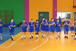 Η ομάδα της ΓΕΗ πανηγυρίζει τη νίκη της επί του Ολυμπιακού και την πρόκρισή της στα τελικά του Πανελληνίου Παίδων