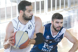 Ο Αγαπιάδης σε φάση από το παιχνίδι με το Λόκρο