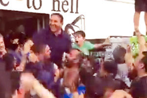 Σήκωσαν στα χέρια Παπαδόπουλο και παίκτες