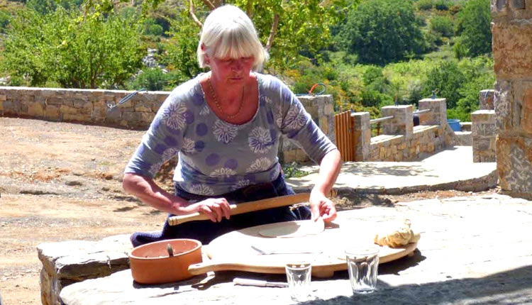 Ετοιμάζοντας μυζηθρόπιτες 