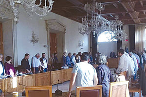 Σε κλίμα συγκίνησης το Δημοτικό Συμβούλιο χθες τήρησε ενός λεπτού σιγή στη μνήμη του αναισθησιολόγου Γιώργου Καραντινού