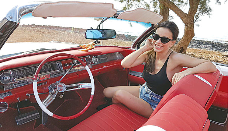 Η διάσημη Ουκρανή τραγουδίστρια Ani Lorek επέλεξε το νησί για τα γυρίσματα του νέου της τραγουδιού με την Κάντιλακ του Μιχάλη Ρασιδάκη