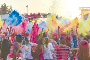 Η μεγαλύτερη στιγμή της γιορτής, το πέταγμα του χρώματος.