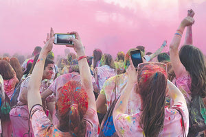 Πλήθος ανθρώπων όλων των ηλικιών βρέθηκαν στο Χρώμα Run 2018.
