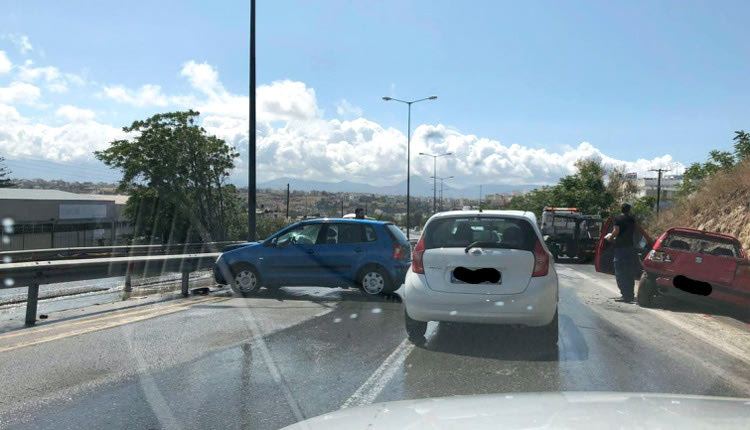 Το τροχαίο ατύχημα στο ύψος του Αστυνομικού Μεγάρου Ηρακλείου προκάλεσε μεγάλες ουρές αυτοκινήτων