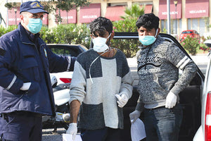 Σχεδόν οι μισοί μετανάστες έχουν νομιμοποιητικά έγγραφα.