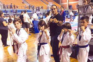 ΠΑΓΚΡΗΤΙΟ ΚΑΡΑΤΕ: Αθλητές του Πολιτιστικού Συλλόγου Άι Γιάννη με τον προπονητή τους