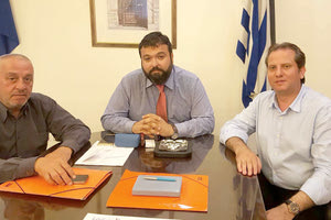 Οι κ.κ. Λημναίος (δεξιά), Ζερβάκης με τον Γ. Βασιλειάδη