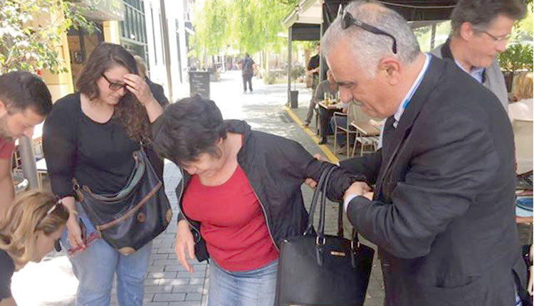 Βοήθησε αμέσως ο αντιδήμαρχος Μαρίνος Παττακός σε ένα ατύχημα που είχε μια γυναίκα σε πεζοδρόμιο της πόλης.