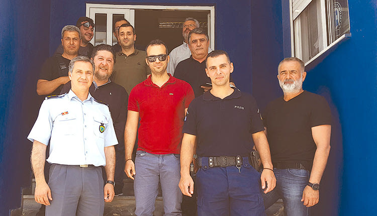Αστυνομικοί του Α.Τ. Χερσονήσου με τους συνδικαλιστές της τοπικής ΕΛ.ΑΣ.