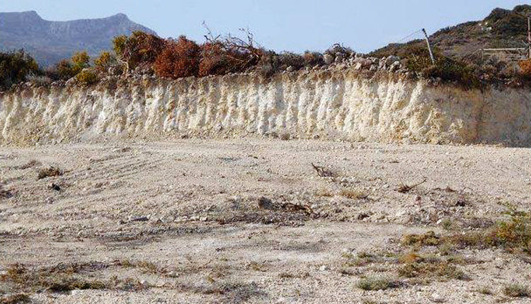 η καταστροφή του μινωικού νεκροταφείου, στο Λασίθι, που χρονολογείται από το 2800 έως το 1750 π.Χ.