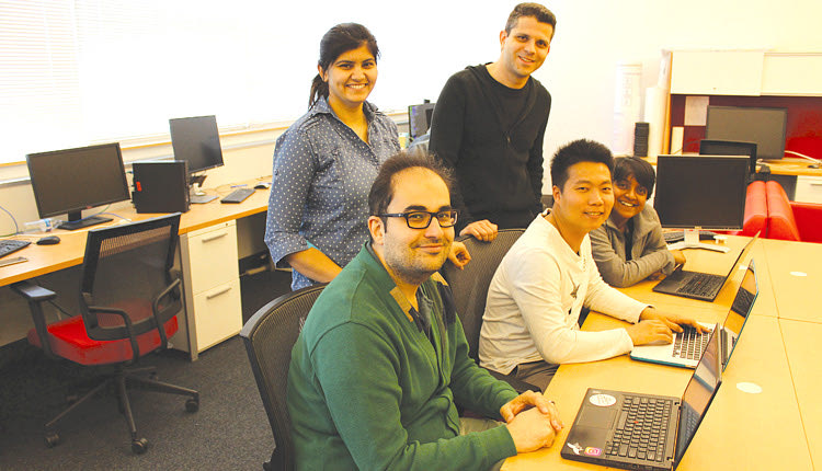 Ο Κρητικός επιστήμονας Μιχάλης Πολυχρονάκης με την ερευνητική του ομάδα στις Η.Π.Α.