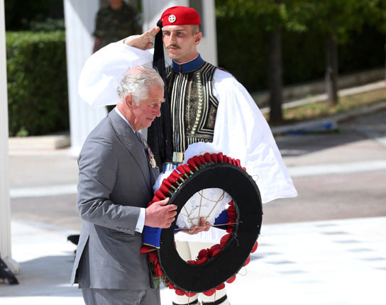 Στεφάνι κατέθεσε ο πρίγκιπας στο Μνημείο Αγνώστου Στρατιώτη