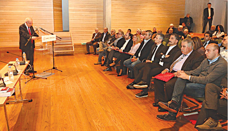 ο δήμαρχος Ηρακλείου κ. Βασίλης Λαμπρινός οιος είδε τον Λαμπρινό και δεν τον φοβήθηκε στη χθεσινή συνεδρίαση της εκτελεστικής επιτροπής της δημοτικής ομάδας