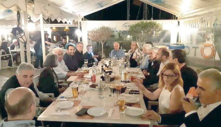 ο δήμαρχος Ηρακλείου Β. Λαμπρινός βρέθηκε με τους συνεργάτες του στο Μαρίνα για ένα χαλαρό ποτό