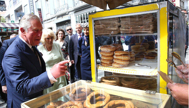 Η ημέρα του πριγκιπικού ζεύγους άρχισε με μία βόλτα στο κέντρο της Αθήνας, όπου είχαν την ευκαιρία, να γευτούν κουλούρι 