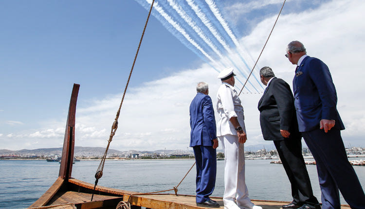Επίδειξη με Red Arrows και Mirage 2000-5 παρακολούθησε ο πρίγκιπας της Ουαλίας