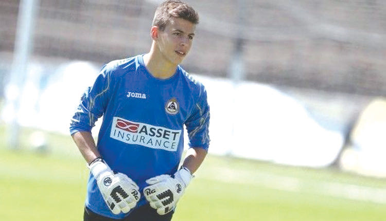 Ο Αντώνης Στεργιάκης, ο οποίος κατέκτησε το Κύπελλο Βουλγαρίας με τη Σλάβια έχει καταγωγή από την Κρήτη, αφού ο πατέρας του κατάγεται από το Καμηλάρι του Δήμου Τυμπακίου.