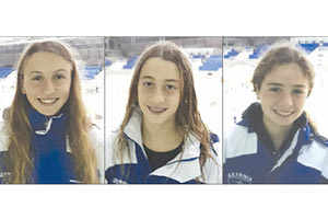 Οι αθλήτριες των “Δελφινιών” που ξεχώρισαν στην ημερίδα ορίων των Αργοναυτών. Από αριστερά Χριστοφακάκη, Κανόγκα και Χιωτάκη