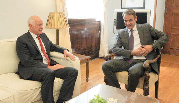 Συνάντηση με τον πρώην πρωθυπουργό Γιώργο Παπανδρέου είχε στο γραφείο του στη Βουλή ο αρχηγός της αξιωματικής αντιπολίτευσης Κυριάκος Μητσοτάκης. 