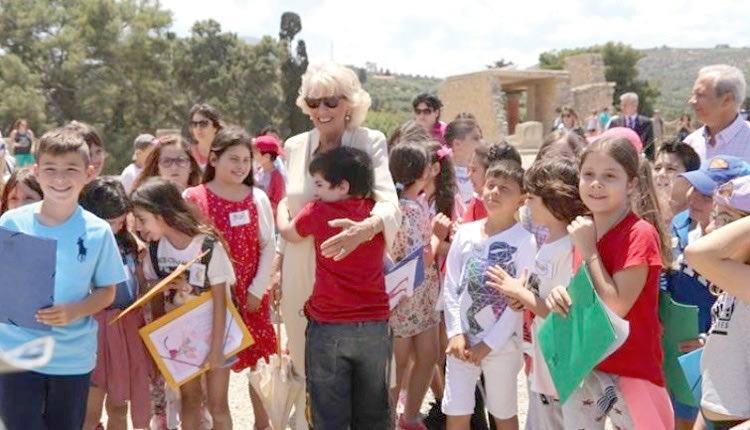  η Καμίλα. Η οποία είδε έναν πιτσιρικά να πηγαίνει μπροστά της, να της κάνει μια σφιχτή αγκαλιά