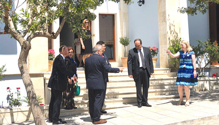 Κάρολος: Μαθήματα... πρωτοκόλλου  Μανώλης Κοκοσάλης