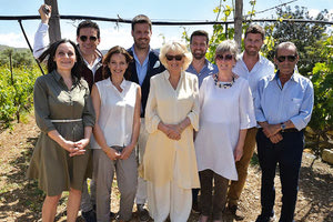 Η δούκισσα Καμίλα με την οικογένεια Λυραράκη