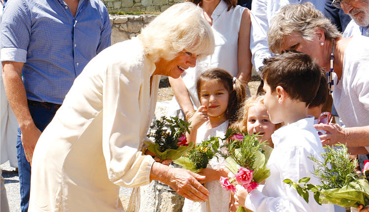 Λουλούδια από παιδιά δέχτηκε η Καμίλα.