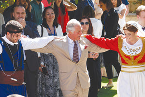 Με χορό και ρακές έσπασε το πρωτόκολλο