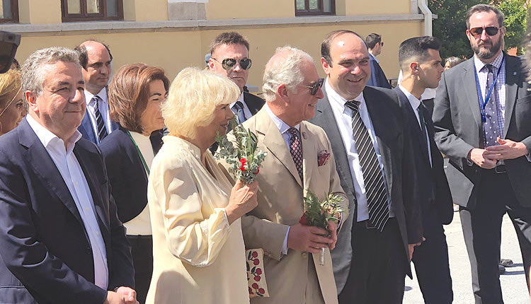 Έξω από το Δημαρχείο Αρχανών ο Κάρολος