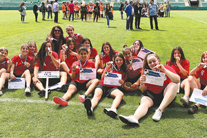 Τα κορίτσια του 11ου ΓΕΛ με τα μετάλλια και τα διπλώματα της δεύτερης θέσης