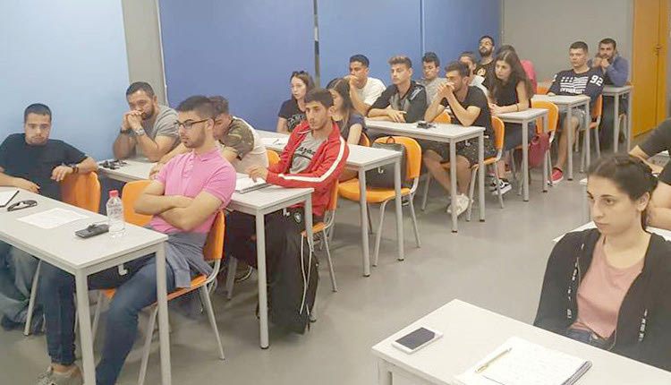 Κοντά στους σπουδαστές του ΙΕΚ ΑΚΜΗ Κρήτης βρέθηκε ο προπονητής του ΟΦΗ Νίκος Παπαδόπουλος 