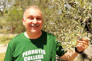 ο πρώτο Διεθνές Συνέδριο Ελιάς, το οποίο θα πραγματοποιηθεί 24-26 Μαΐου στο Κέντρο Ελιάς Krinos του Perrotis College εντός των εγκαταστάσεων της Αμερικανικής Γεωργικής Σχολής