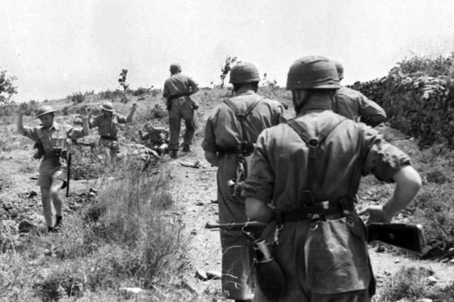 ΦΩΤΟ ΗΜΕΡΑΣ: Οι πρώτες συλλήψεις από τους Γερμανούς