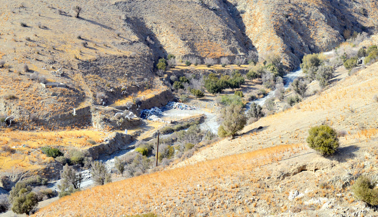 Ανοιχτός μη αδειοδοτημένος χώρος συγκέντρωσης πλαστικών απορριμμάτων μέσα σε ρέμα, στα Αστερούσια