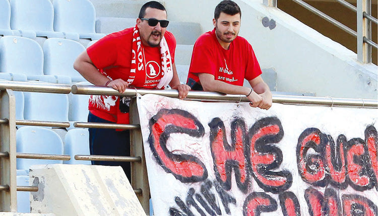 Ωραία ατμόσφαιρα το Σάββατο στο Παγκρήτιο (δύο ηρωϊκοί φίλοι του Πανσερραϊκού που βρέθηκαν στις εξέδρες)