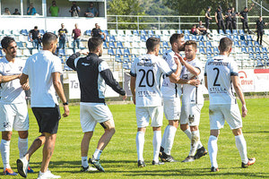 Οι παίκτες του ΟΦΗ πανηγυρίζουν τη νίκη στην Άρτα που τους φέρνει αγκαλιά με τον τίτλο