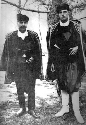 TΖΩΝ ΠΕΝΤΕΛΜΠΕΡΥ: Ντυμένος Κρητικός (δεξιά)