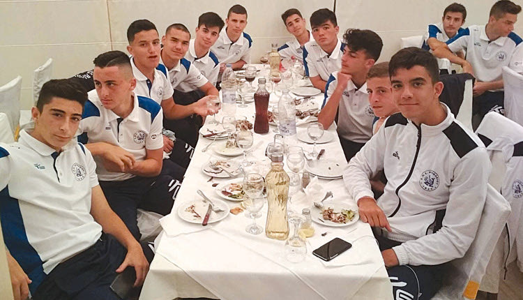 Οι ποδοσφαιριστές των Μικτών Ομάδων Ενώσεων Κρήτης, στη δεξίωση του 34ου Κυπέλλου “Μάχης Κρήτης” που έγινε σε κέντρο του Ρεθύμνου