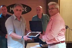 Ο κ. Παπαγγελής παίρνει την τιμητική πλακέτα για την ΕΠΣΗ