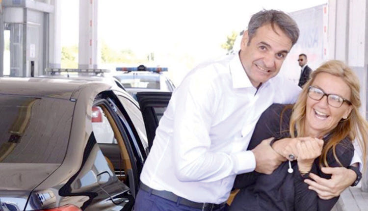 Ο Μητσοτάκης εμφανίζεται μεν έτοιμος να... πνίξει την Μαρέβα στη φωτογραφία που ανέβασε στον προσωπικό του λογαριασμό στο Instagram.