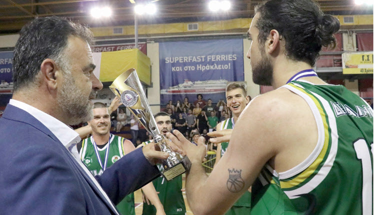 Ο πρόεδρος της ΕΚΑΣΚ κ. Μαρκάκης απονέμει το τρόπαιο στον Γρύλλη