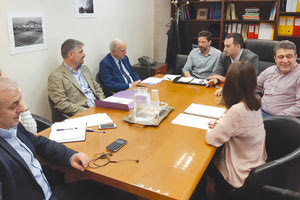 ο Δήμος Ηρακλείου Β.Λαμπρινός στη διάρκεια συνάντησής του με τον αναπληρωτή υπουργό Οικονομίας και Ανάπτυξης Αλέξη Χαρίτση με σκοπό να αντικαταστήσει τα παλαιωμένα δίκτυα ύδρευσης της πόλης