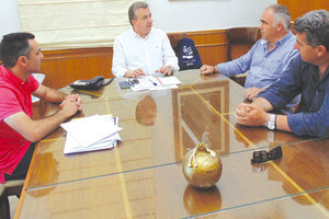 Ο περιφερειάρχης με τους εκπροσώπους των ξενοδοχοϋπαλλήλων