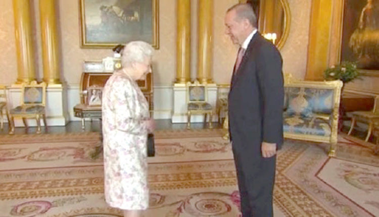 ο Ταγίπ Ερντογάν μπροστά στη βασίλισσα της Βρετανίας Ελισάβετ 
