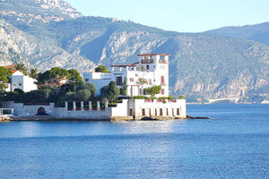 Η περίφημη βίλα Kerylos αποτελεί αναβίωση οικίας από τη Δήλο