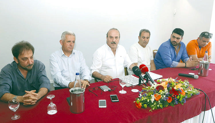 Ο κ. Τζώρτζογλου με τους νέους υποψηφίους για το Δ.Σ. κ. Στεφανουδάκη, Παπαδάκη, Ασλάνη και Πετούση